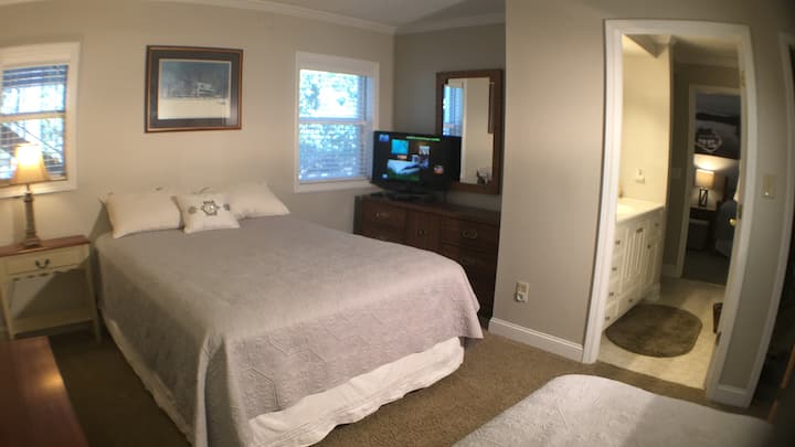 ห้องนอนที่ 2 ขนาดใหญ่มีทั้งเตียงควีนไซส์และเตียงคู่