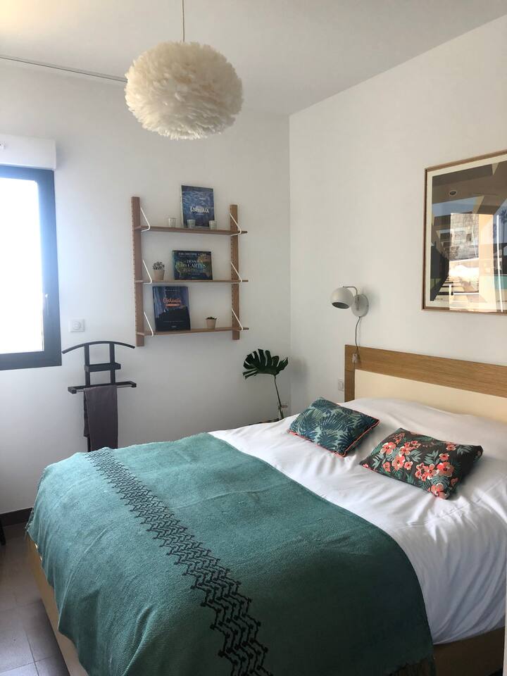 Bedroom 1 with 1 double bed 160 x 200, 1 closet with hanging space and shelves, 1 air conditioning.