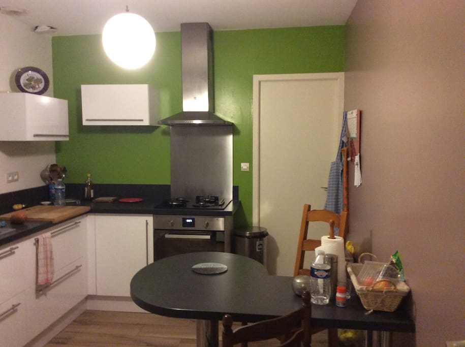 Notre cuisine, plaques, frigo, machine à café, etc