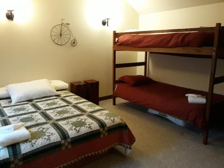 Ova spavaća soba najprikladnija je za djecu, ali bračni krevet trebao bi raditi za jednu odraslu osobu.  Odrasli ne smiju spavati u krevetu na kat.