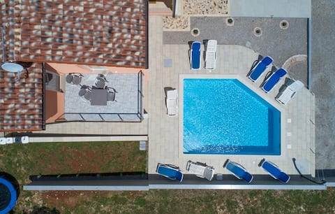 Top performing Airbnb: Cozy Apt Paola with Private Outdoor Hot Tub in Vinež