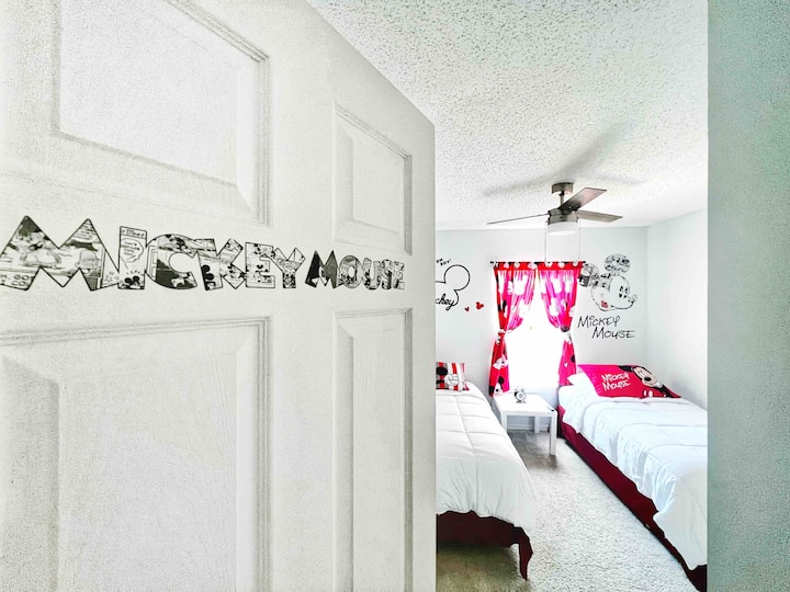 Zakoračite u našu predivnu sobu s tematikom Mickeyja Mousea, pažljivo osmišljenu kako bi očarala maštu naših mladih gostiju. Uz šarmantne, ali nepretenciozne detalje, ovaj se prostor pretvara u čarobni svijet inspiriran legendarnim karakterom.