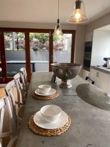 Urban Retreat -Newly Renovated ‘Loft Style’ gallery image 3