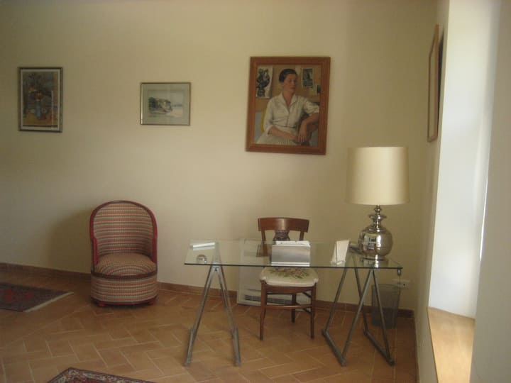 Zona e zyrës së dhomës kryesore të gjumit