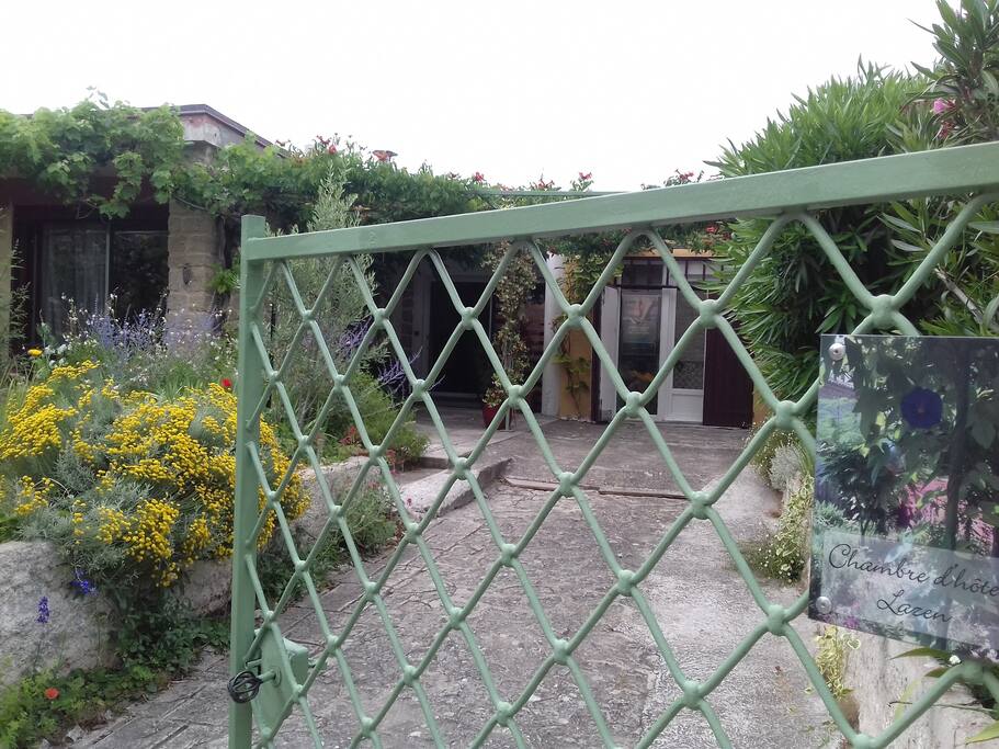 Main gate - Portail