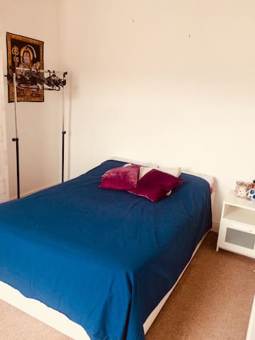 Spacious double room to rent with shared bathroom