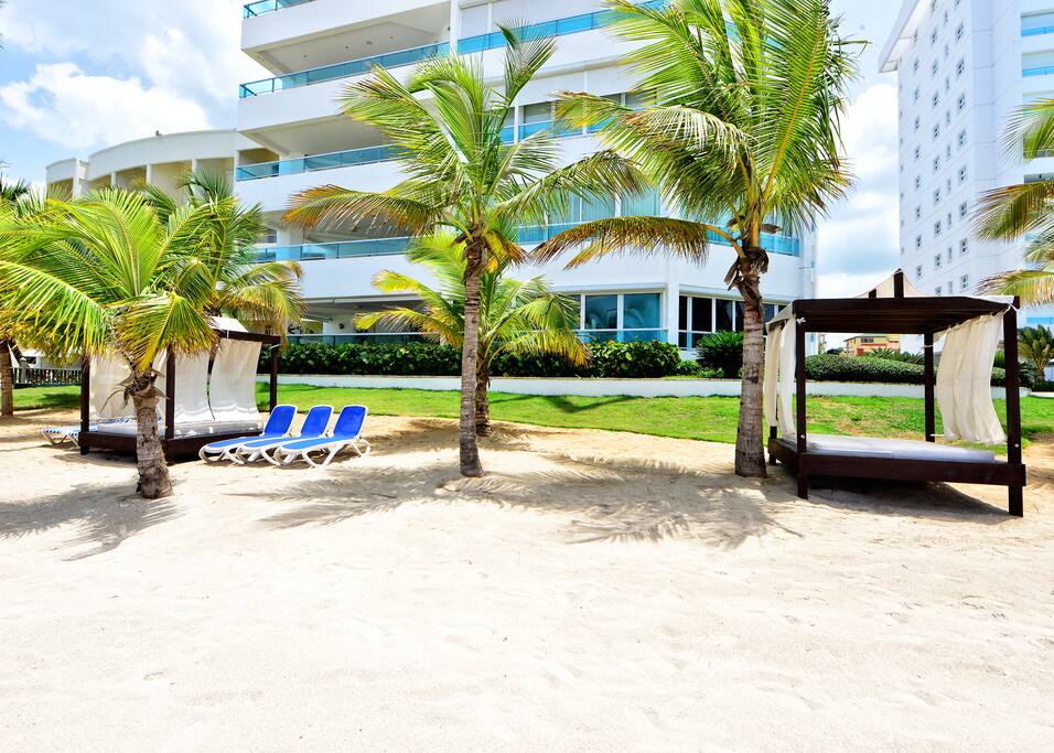 A first floor location is very convenient for ice, sun block, and other forgotten items once at the beach.