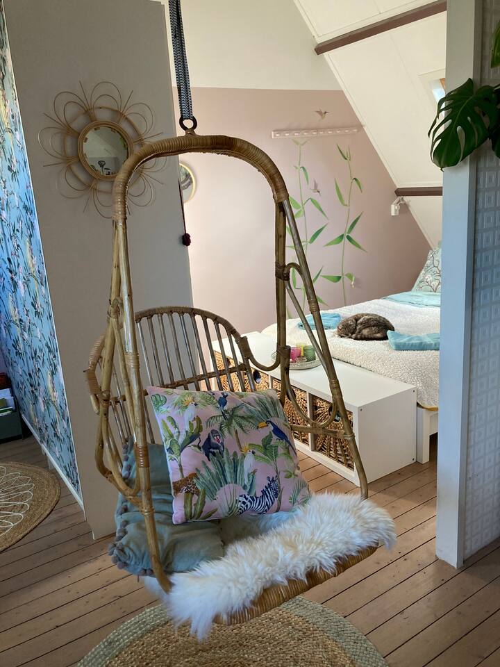 כיסא מרגיע בחדר השינה