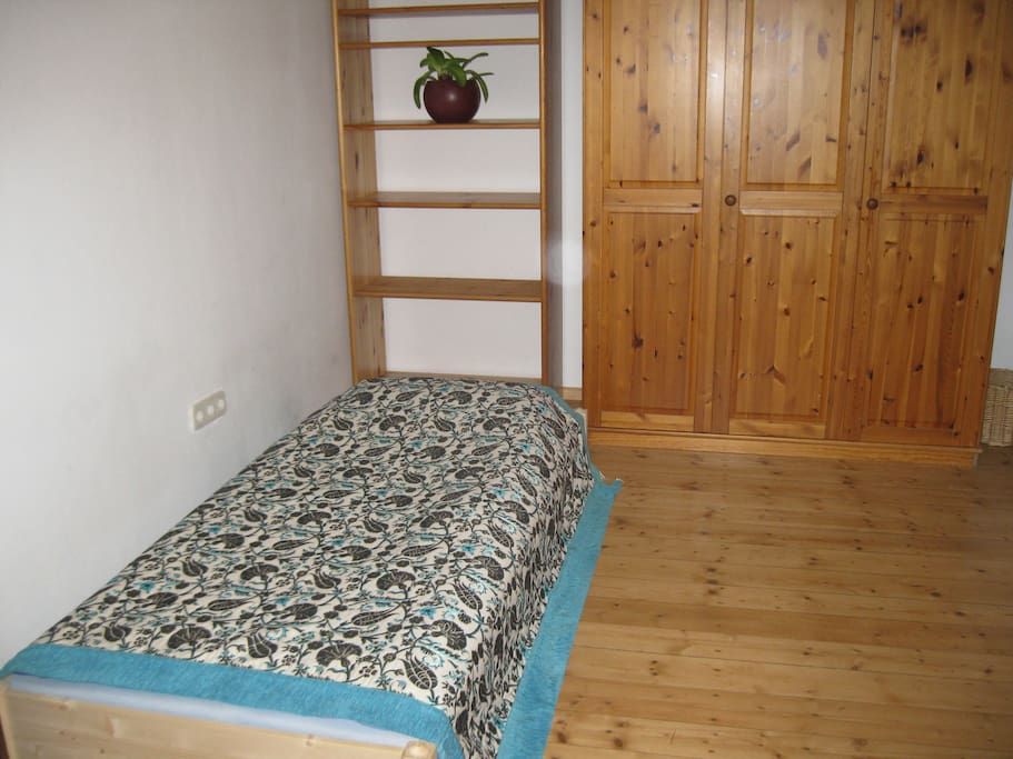 Bett Regal und Schrank