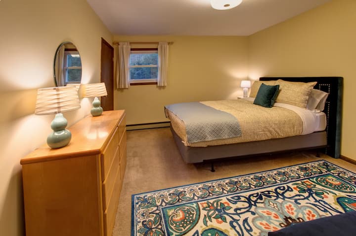 Спална соба со брачен кревет бр. 2 на горниот кат