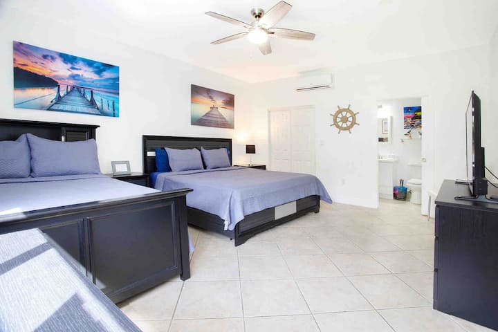 ห้องนอนที่ 4
ห้องใหญ่ #2
1 เตียงคิงไซส์
เตียงใหญ่ 1 หลัง
เตียงแฝด 1 หลัง (ใต้เตียงเต็มรูปแบบ)
