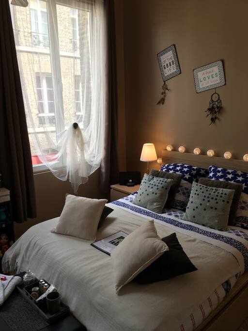 VOTRE CHAMBRE
Nous mettons à votre disposition du linge de toilette soit :
- 1 serviette
- 1 serviette "invité"
- 1 gant de toilettes
Nous vous offrons :
- 1 shampooing
- 1 gel douche/bain
- 1 flacon de lait corporel
- 1 savon