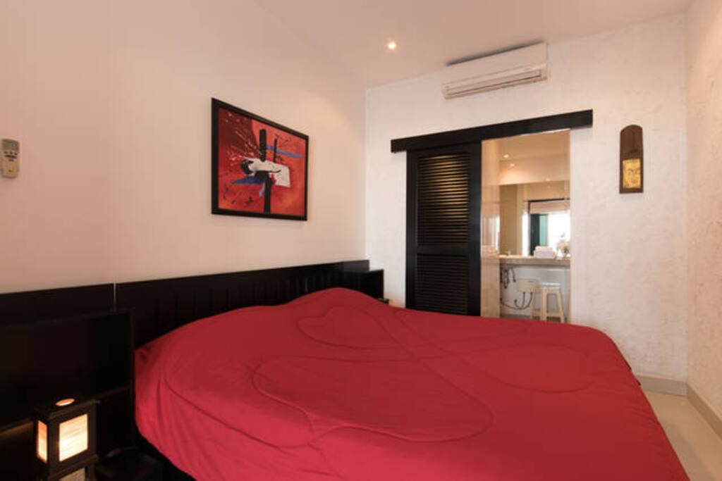 The bedroom (back: the bathroom)