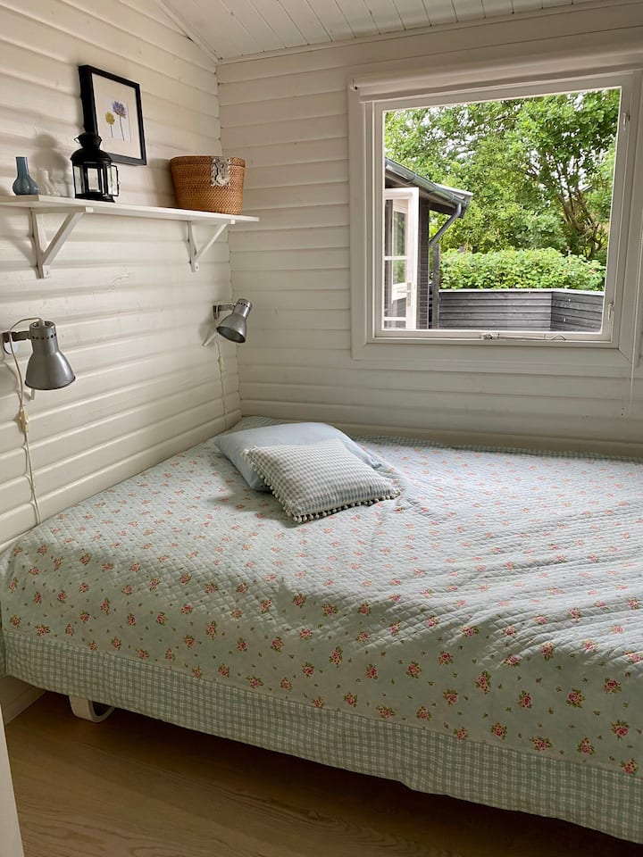 带衣柜和140厘米床的房间 