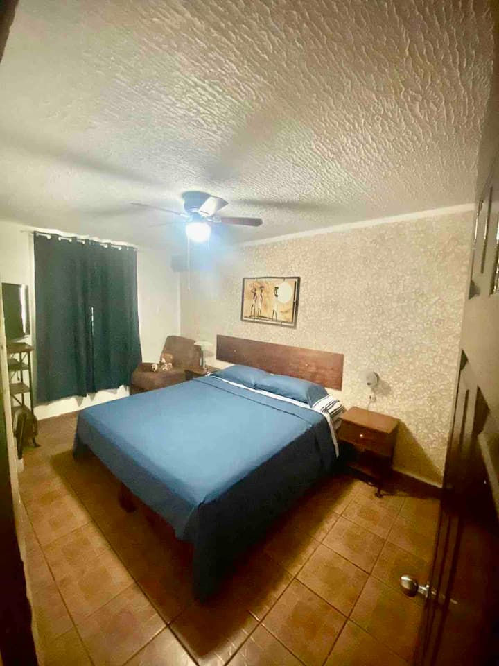 1号卧室位于一楼，配有加大双人床，非常适合无法爬楼梯的人、配有镜子或书桌的梳妆台、儿童玩具、空调（迷你拆分）、吊扇。 