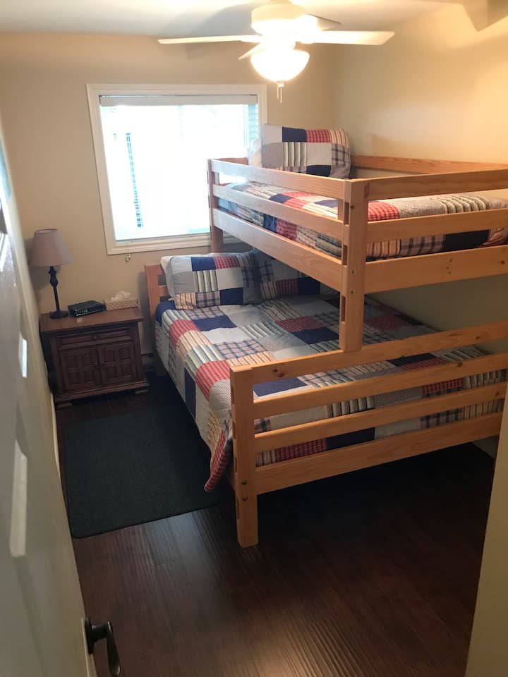 Სტუმრების საძინებელი №2 დედოფალთან და ტყუპთან ერთად.