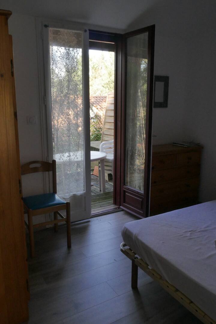 Dormitorio 1: cama doble + almacenamiento