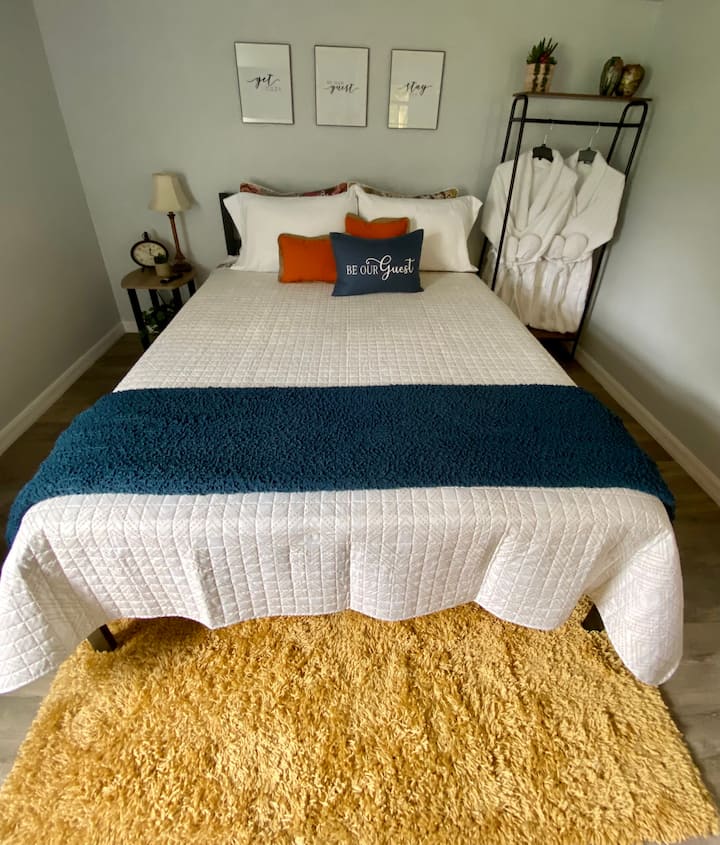 Un lit queen size luxueux - mousse hybride et matelas en spirale pour une nuit de sommeil confortable.