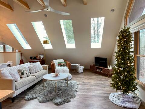 The Hygge Loft- mid-mod cabin on 70 forested acres