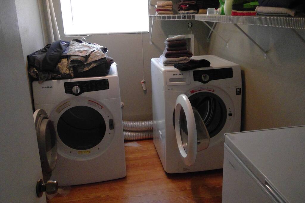 LAUNDRY ROOM, SPACIOUS AREA.