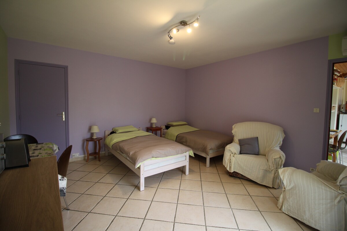 spavanje ili opuštanje na stolici