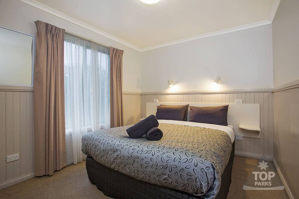 Bedroom with queen size bed