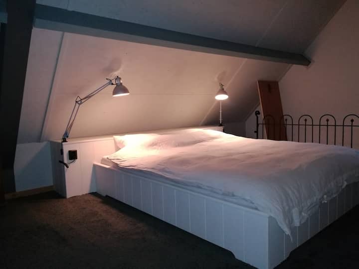 1 chambre de 40 m2 d'épaisseur avec un grand lit double standard. De plus, en fonction de votre fête, d'un lit ou d'un lit pour bébé. Si votre groupe est plus grand, une petite caravane peut éventuellement être ajoutée. 