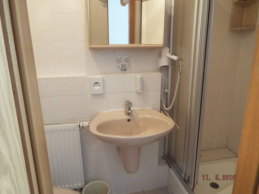 Separate Badezimmer mit Dusche