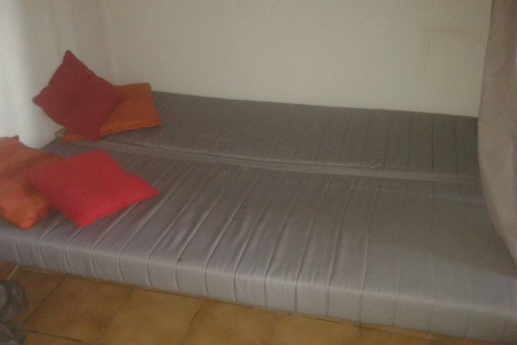 Le lit est prévu pour 2 voyageurs.