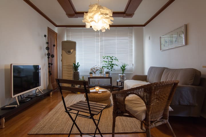 "Uptown Apt 1min From Itaewon stn"