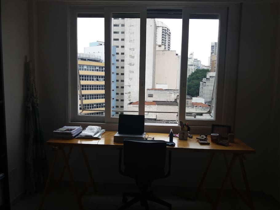 Uma ampla mesa de trabalho