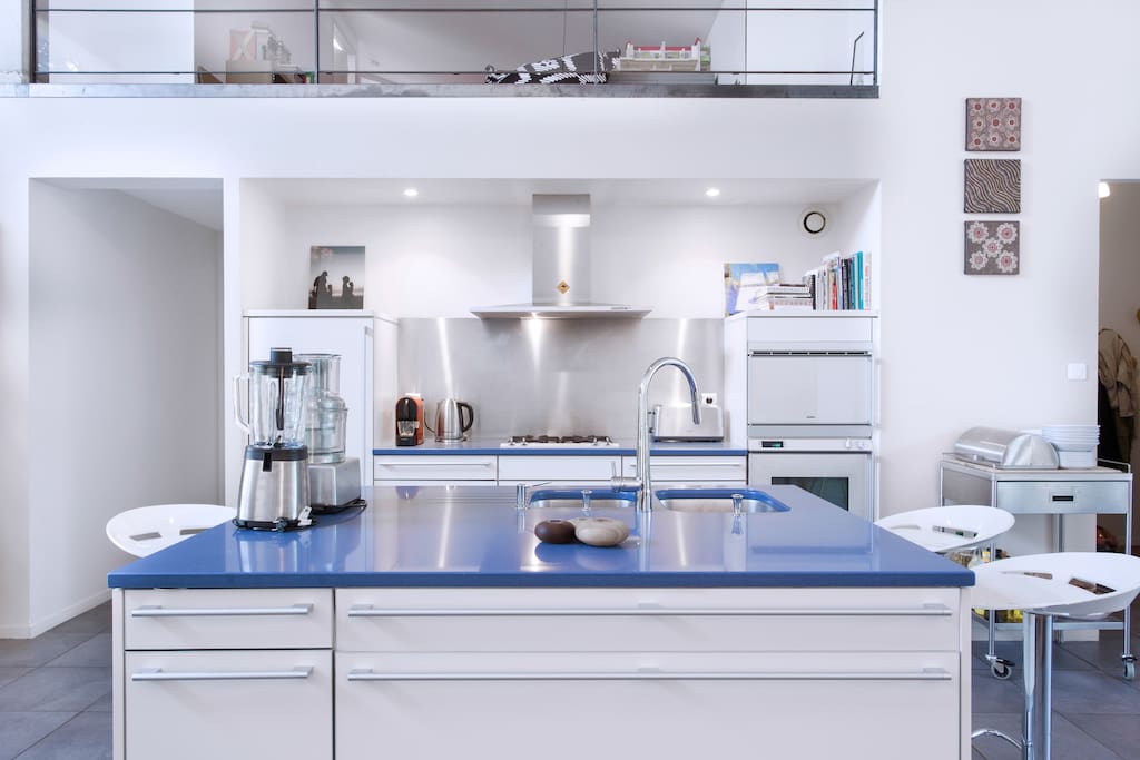 La cuisine équipée moderne est complétée par une arrière-cuisine.
