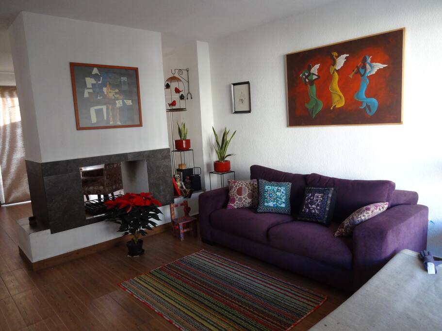 Sala de estar con chimenea en estilo mexicano contemporáneo