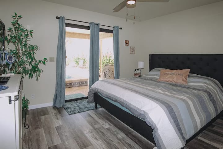 Additional king bedroom with pool access