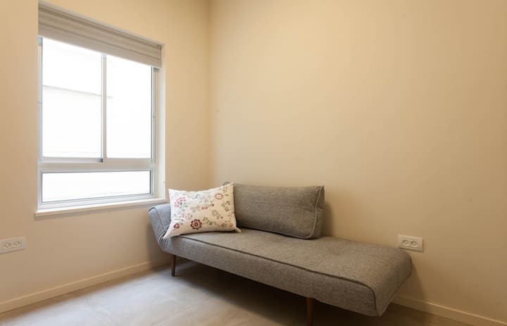 Táto izba má vysokokvalitnú „posteľ Zeal Day Bed“ od dánskej spoločnosti, ktorá sa mení na pohodlnú samostatnú posteľ.  Veľkosť postele: 70 x 200 cm.  Podrobnosti sú tu:  https://www.inconyliving.com/zeal-dark-wood-daybed-759.html