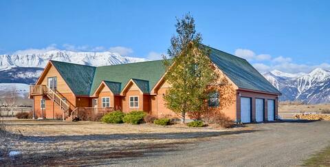 Spacious Farmhouse with Stunning Mountain Views
