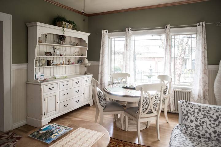 Shabby Chic 1926 Bungalow w 2 baths