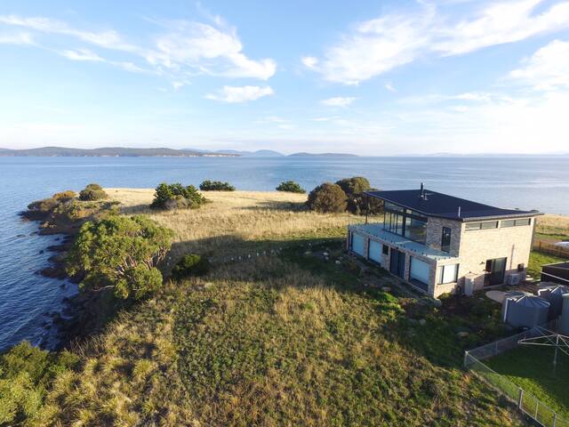 Waterfront ‘Tupelo’ with Sauna on Primrose Point gallery image 3