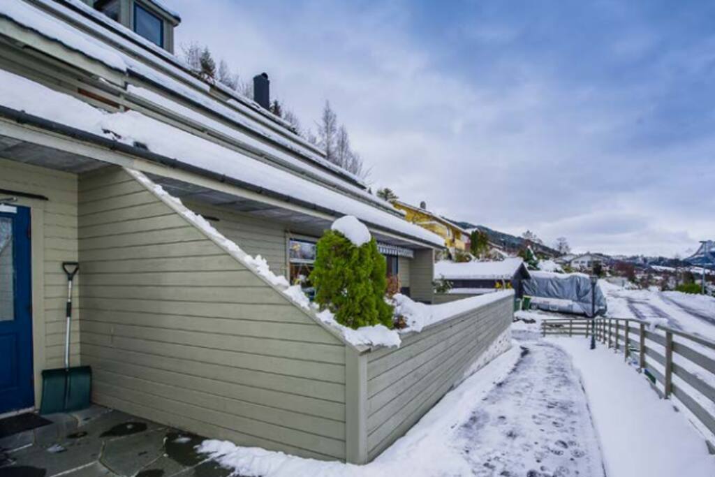Inngang ute Røyslidvegen