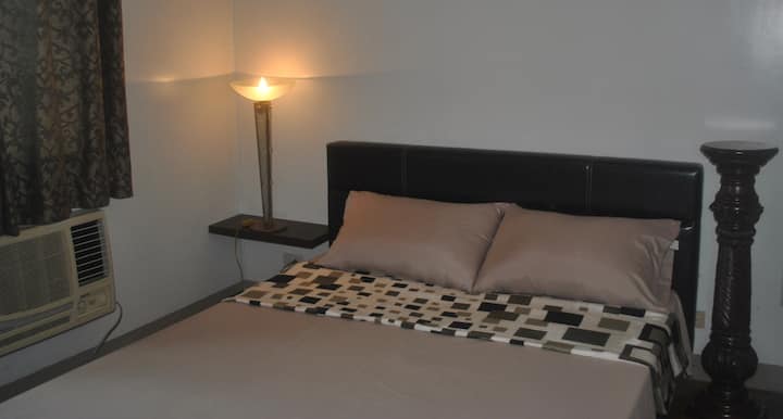 Dormitorio principal con armario y baño privado 