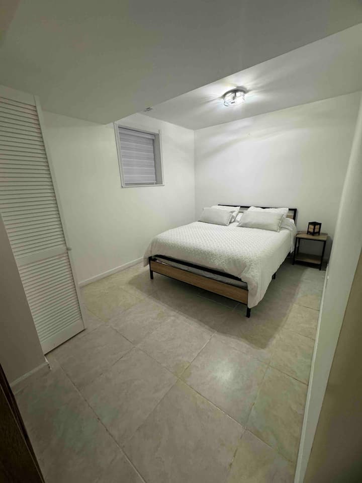 მეორე საძინებელი — ერთი 150–179 სმ ზომის საწოლი და, სურვილისამებრ, ერთი ერთადგილიანი საწოლი 