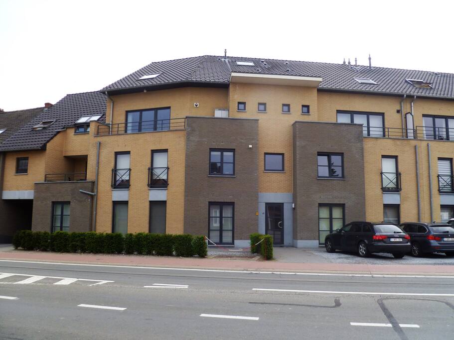 Locatie in appartement gebouw , centraal gelegen. Gratis parking voor de deur of ondergronds garage