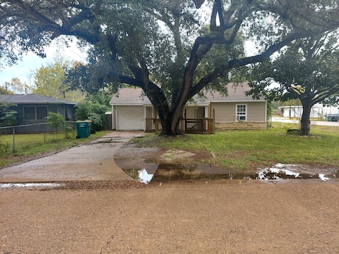 Quiet Homey 2BR, w/ Large Yard: Galveston County