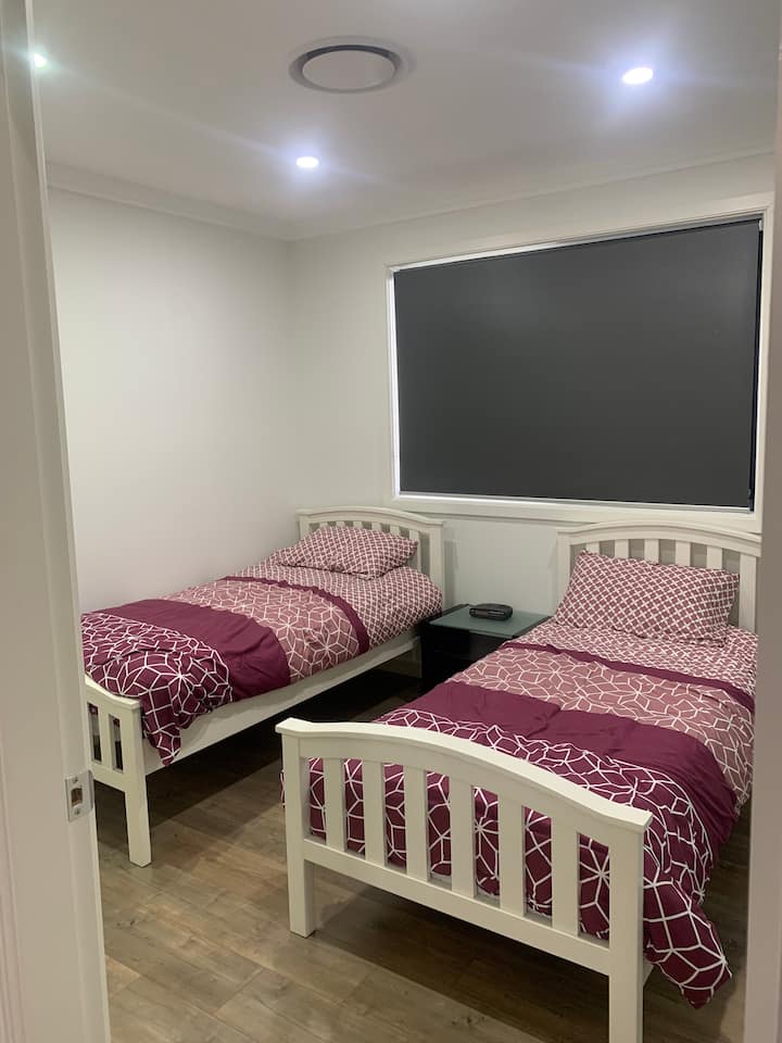 4. spavaća soba s 2 kreveta za jednu osobu i ugradbenim ormarom.