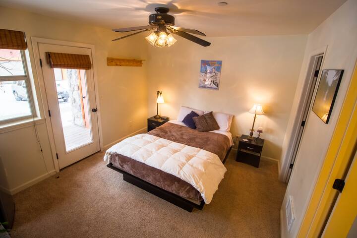 Private Master Bedroom/Bathroom & Walk-in Closet