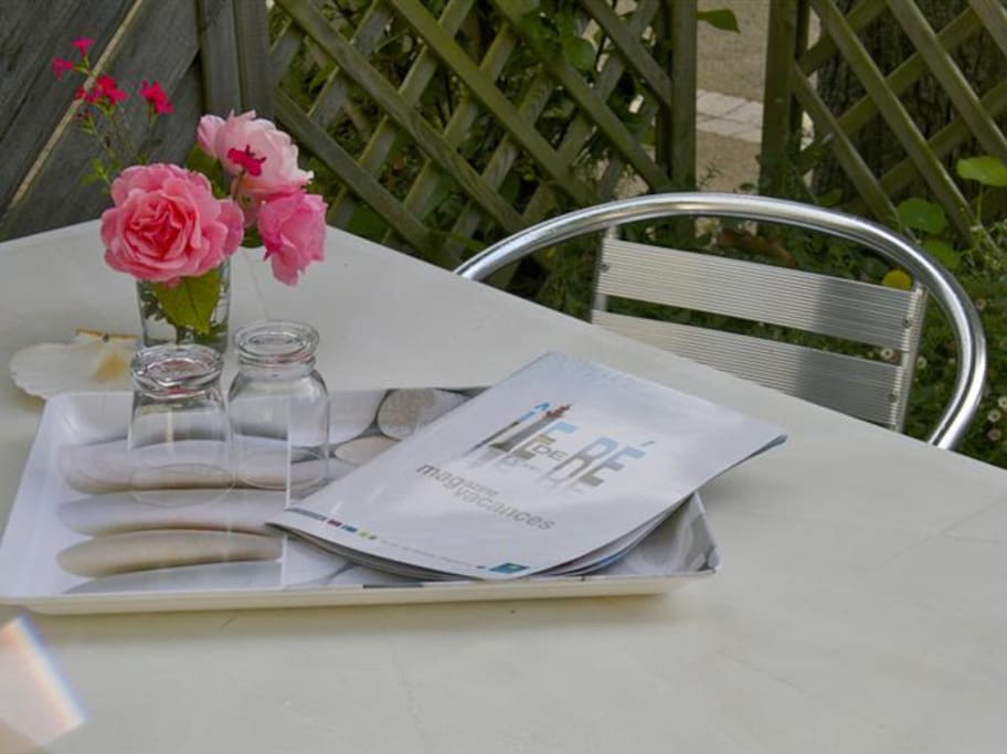 Terrasse privative avec salon de jardin et transats
