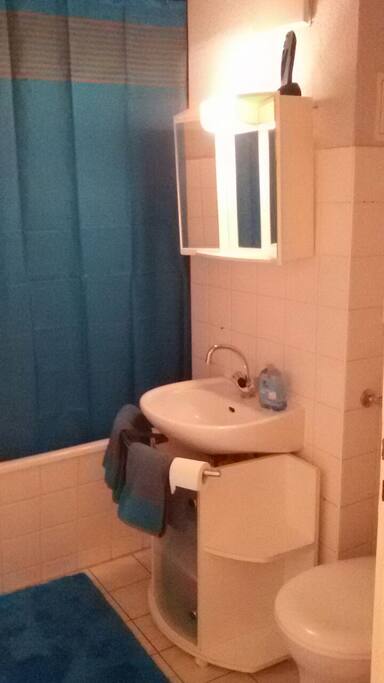 Badezimmer/Bathroom
Mit Badewanne/Dusche
