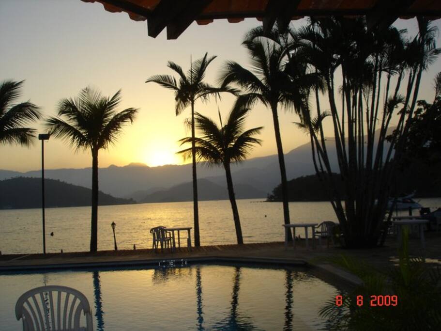Piscinas do Club do Condomínio ao entardecer