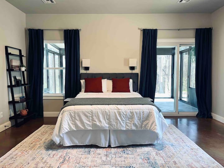 Chumba kikubwa cha kulala na godoro la ukubwa wa kumbukumbu ya malkia na mito. Ufikiaji wa chumba cha jua uliofungwa. 