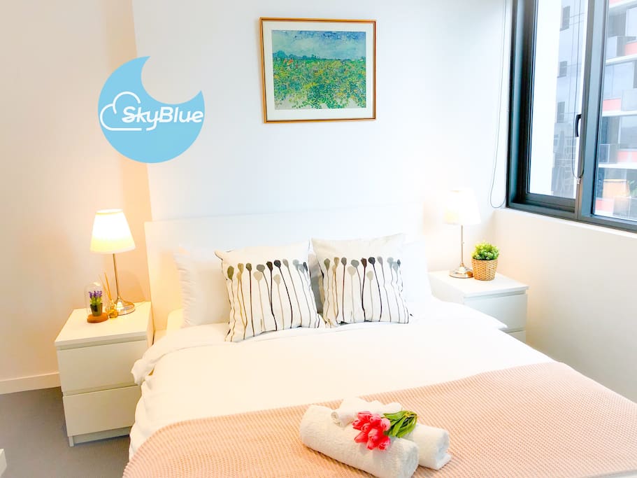 Bedroom With Queen Bed